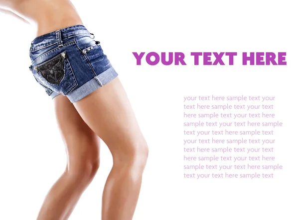 Sexy vrouw benen, in jean korte broek — Stockfoto