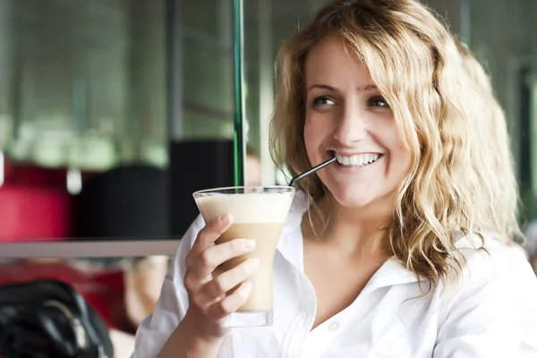 Belle femme dans la rue café, avec tasse — Photo