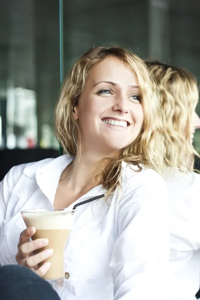 Gyönyörű nőt, utcai kávézó, csésze — Stock Fotó