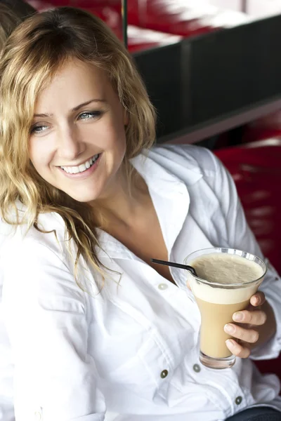 Mooie vrouw in de straat café, met kop — Stockfoto