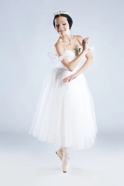 Bailarina de estilo moderno, posando en el estudio — Foto de Stock