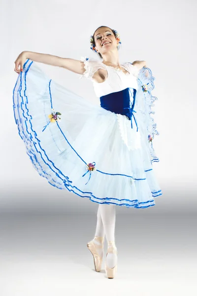 Bailarina de estilo moderno, posando en el estudio — Foto de Stock