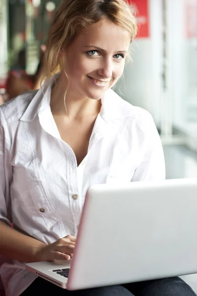 Mutlu genç güzel kadın laptop - kapalı — Stok fotoğraf