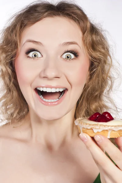 Frau isst einen Kuchen. im Studio — Stockfoto
