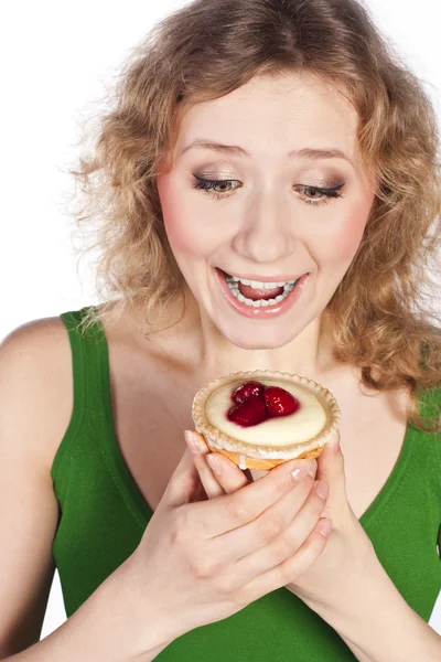 Mulher a comer um bolo. Em estúdio — Fotografia de Stock