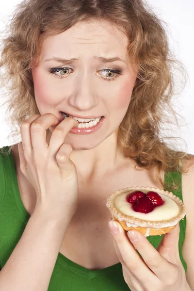Una donna che mangia una torta. In studio — Foto Stock