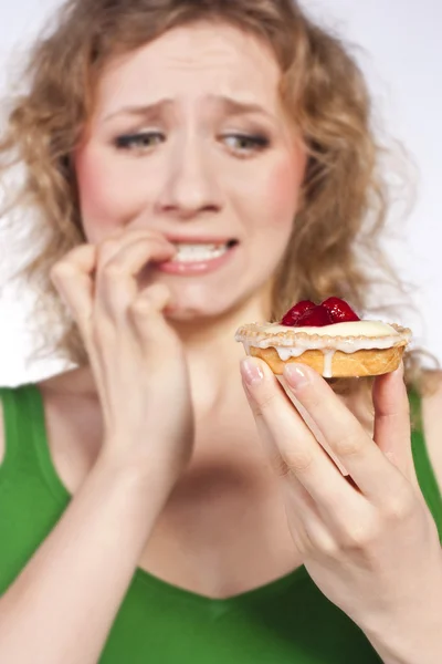 케이크를 먹는 여자. 스튜디오에서 — 스톡 사진