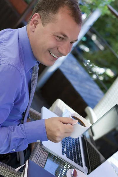 Podnikatel pracují venku, a to s notebookem — Stock fotografie