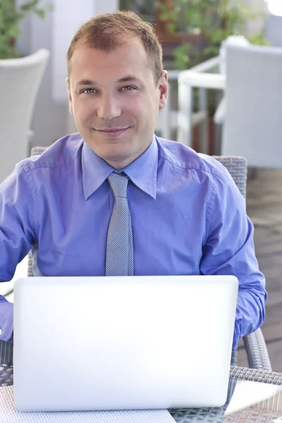 Бизнесмен работает на открытом воздухе, с ноутбуком — стоковое фото
