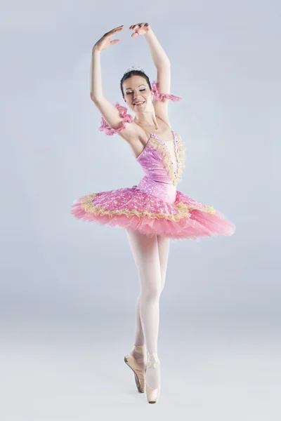 チュチュを身に着けて若いバレエ ダンサーの完全な長さ — ストック写真