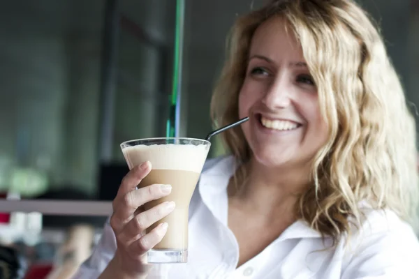 Красивая женщина в уличном кафе, с чашкой — стоковое фото