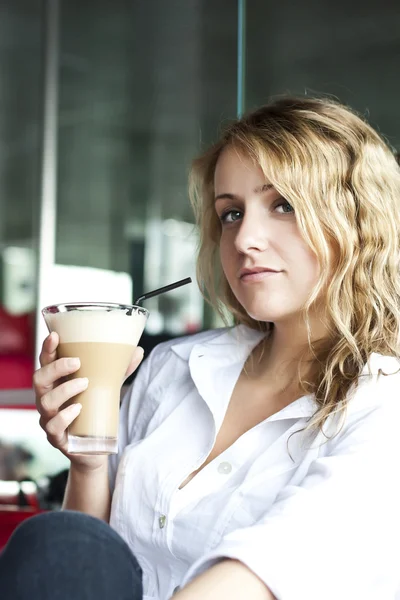 Красивая женщина в уличном кафе, с чашкой — стоковое фото