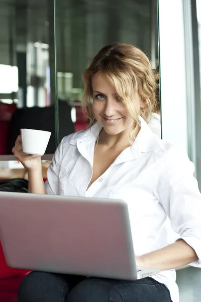 Ung vacker kvinna med laptop, inomhus — Stockfoto