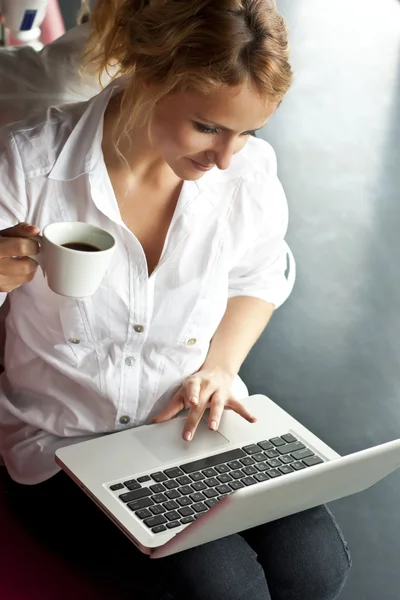 Изображение задумчивой женщины с ноутбуком — стоковое фото