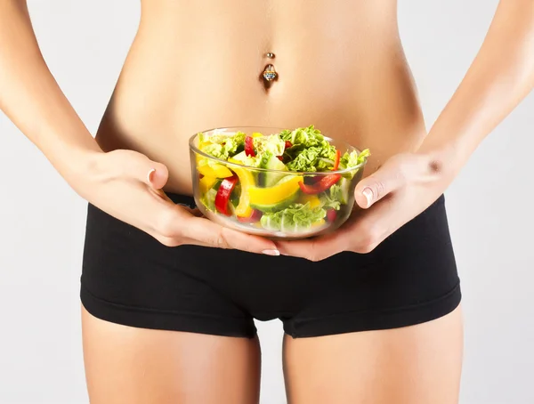 Boldog egészséges nő salátával. Stúdió-hajtás — Stock Fotó