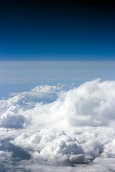 蓝蓝的天空高认为，从飞机云形状 — 图库照片