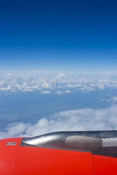Ciel bleu vue en hauteur, depuis les nuages de l'avion — Photo