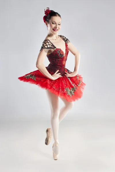 モダンなスタイルのダンサーは、スタジオでポーズ — ストック写真