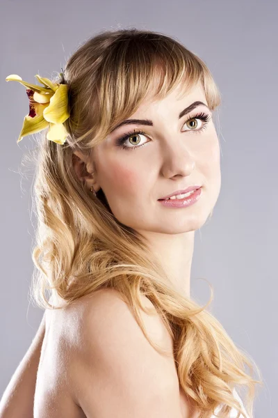 Junge schöne Frau, mit gelben Blume — Stockfoto