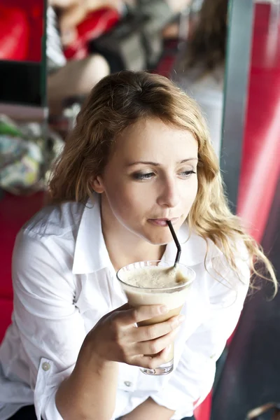 Όμορφη γυναίκα στην καφετέρια του δρόμου, με το Κύπελλο — Φωτογραφία Αρχείου