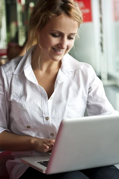Imagen de mujer pensativa con computadora portátil — Foto de Stock
