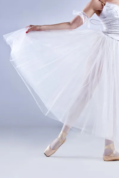 Красивая балерина позирует — стоковое фото