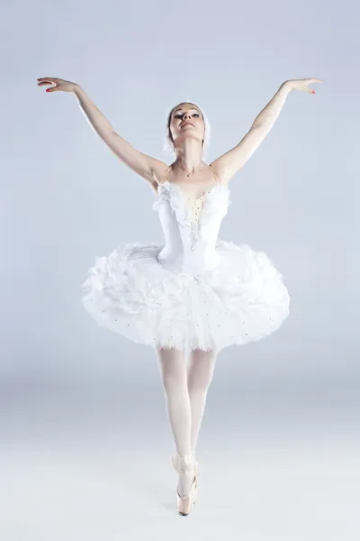 Танцовщица в современном стиле позирует на фоне студии — стоковое фото