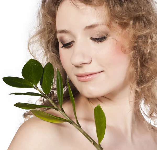 Vrouw gezicht en groen blad. — Stockfoto