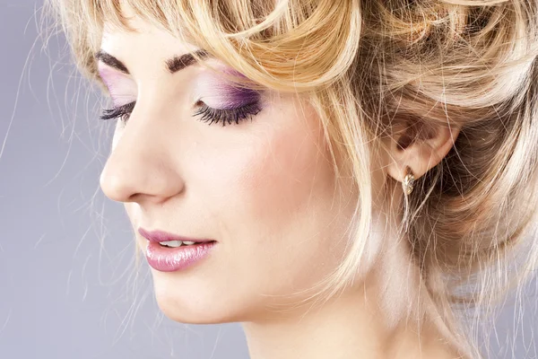 Junge Blondine mit schönem Make-up, im Studio — Stockfoto