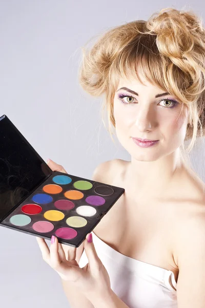 Женщина получает профессиональный макияж — стоковое фото