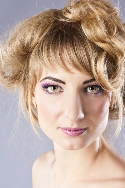 Rubia joven con buen maquillaje, en el estudio —  Fotos de Stock