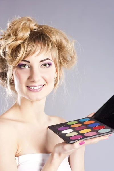 Женщина получает профессиональный макияж — стоковое фото