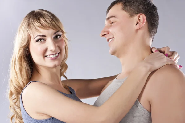 若い魅力的なカップルを一緒に笑って幸せ — ストック写真