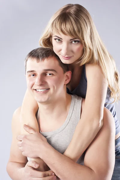 Porträt eines schönen jungen Paares. Familie — Stockfoto