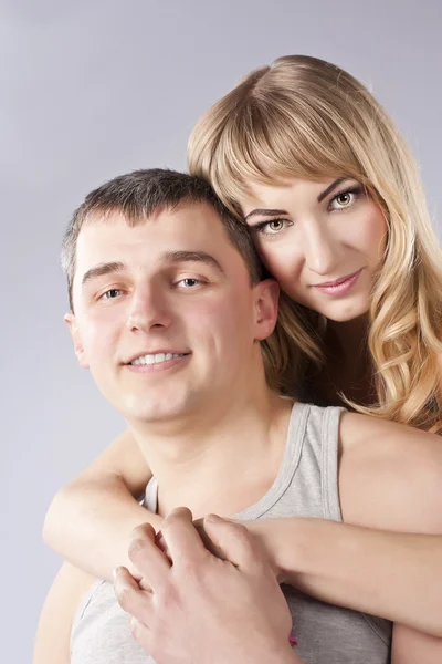 Jonge gelukkig lachend aantrekkelijke paar samen — Stockfoto