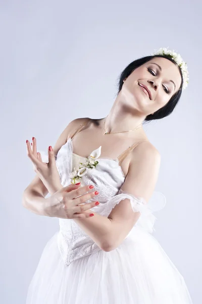 Красива балерина позує на сірому — стокове фото