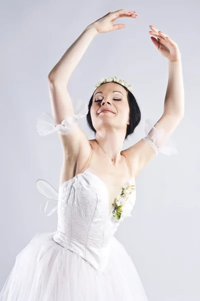 Egy gyönyörű ballerina pózol a szürke — Stock Fotó