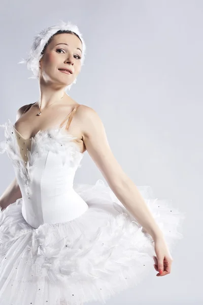 Gri poz güzel balerin — Stok fotoğraf