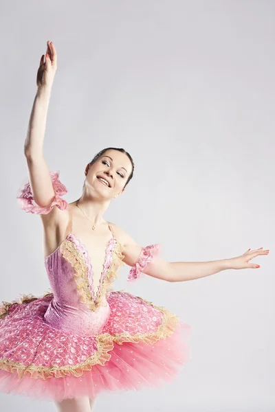 Táncos pózol a stúdió háttere. Szép balerina — Stock Fotó