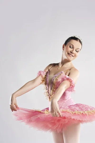 Dansçı, Studio arka plan üzerinde poz. güzel balerin — Stok fotoğraf