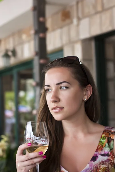 Frau trinkt Weißwein in Restaurant — Stockfoto