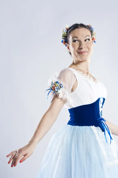 Танцівниця в сучасному стилі, позує на студії, в блакитній сукні — стокове фото