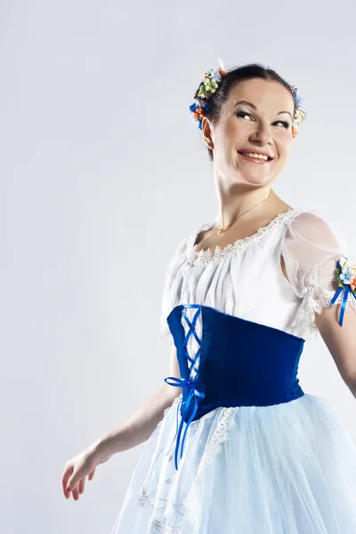 モダンなスタイルのダンサーは、青いドレスのスタジオでポーズ — ストック写真
