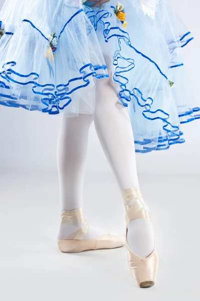 Красивая балерина позирует в синем платье — стоковое фото