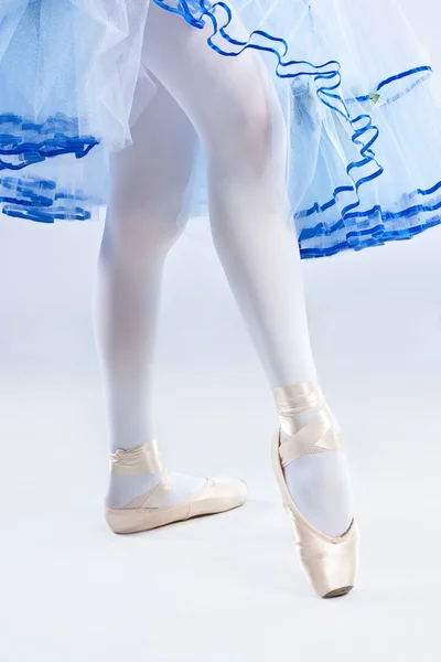 Krásné baleríny pózuje v modrých šatech — Stock fotografie