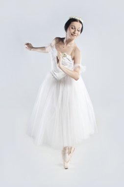 Beyaz elbiseli güzel balerin