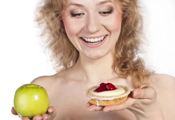 Sorridente donna attraente offre una mela verde, isolato — Foto Stock