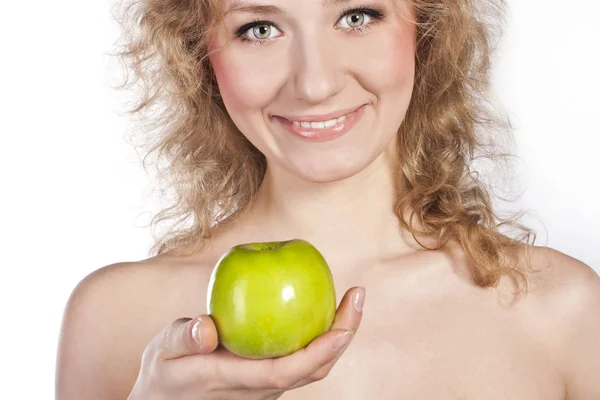 Gülümseyen çekici kadın izole bir yeşil elma sunar — Stok fotoğraf