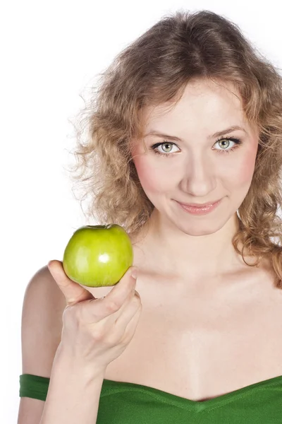 Sorridente donna attraente offre una mela verde, isolato — Foto Stock