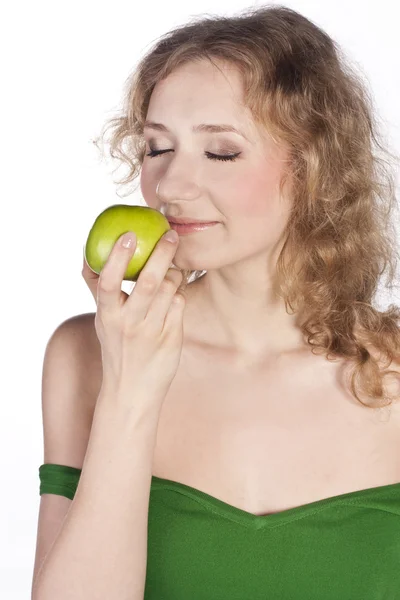 Smiling attractive woman offers a green apple, isolated — Stock Photo, Image